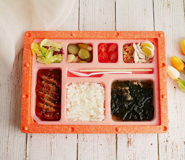 칸마다 밥, 국, 반찬이 담긴 보온도시락